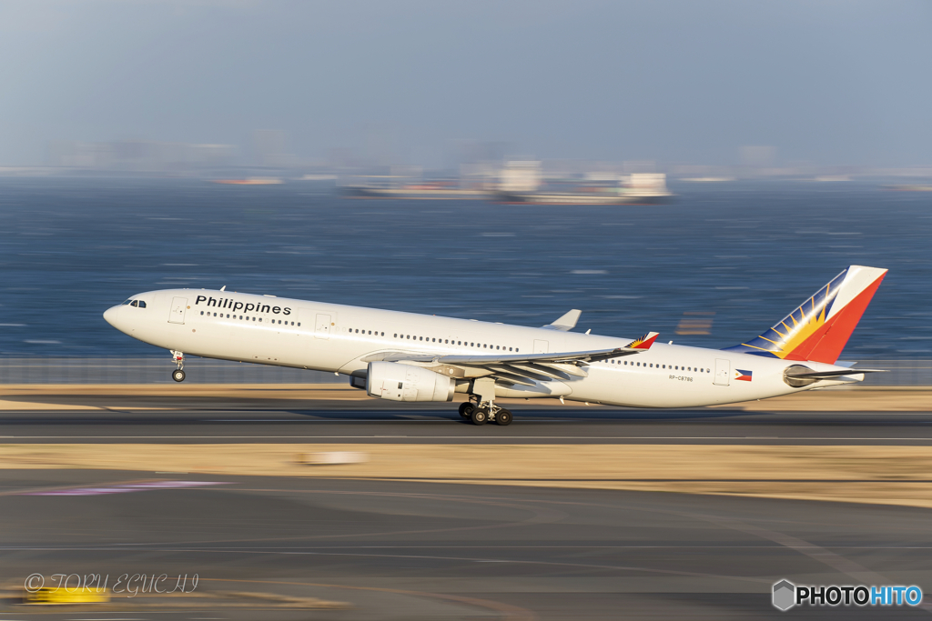 Jet airliner