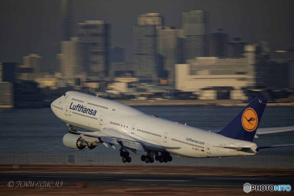 Jet airliner