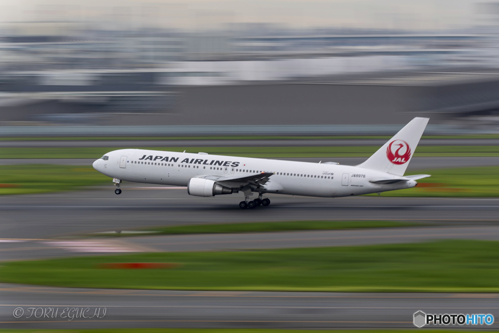 Jet airliner