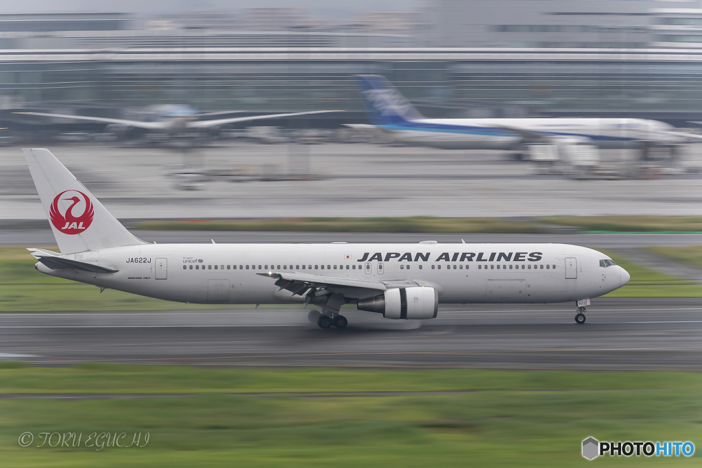 Jet airliner