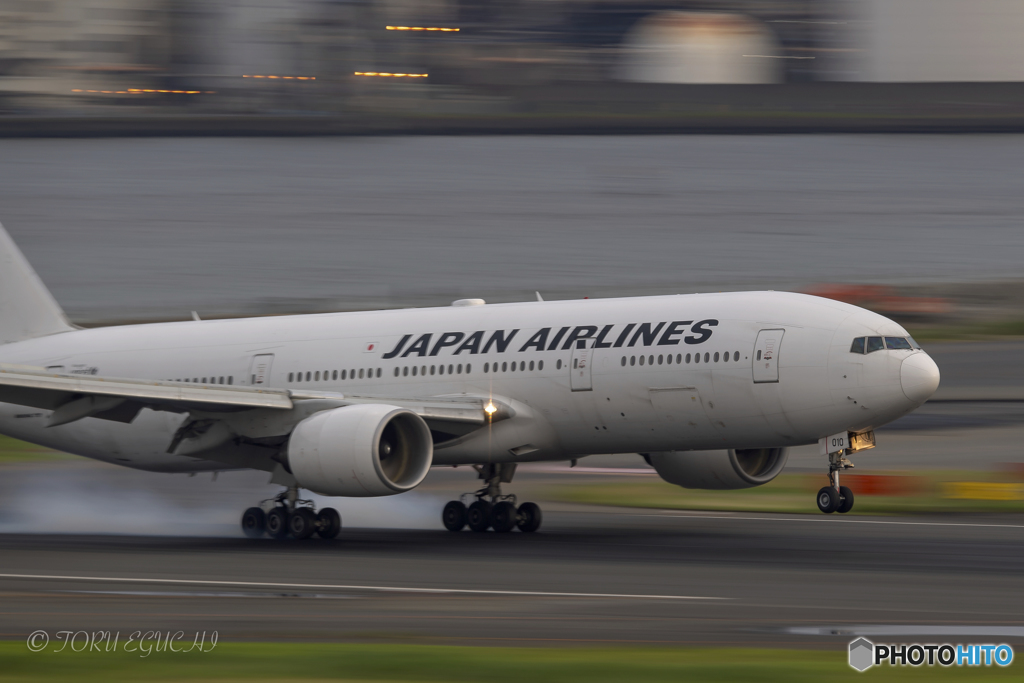 Jet airliner