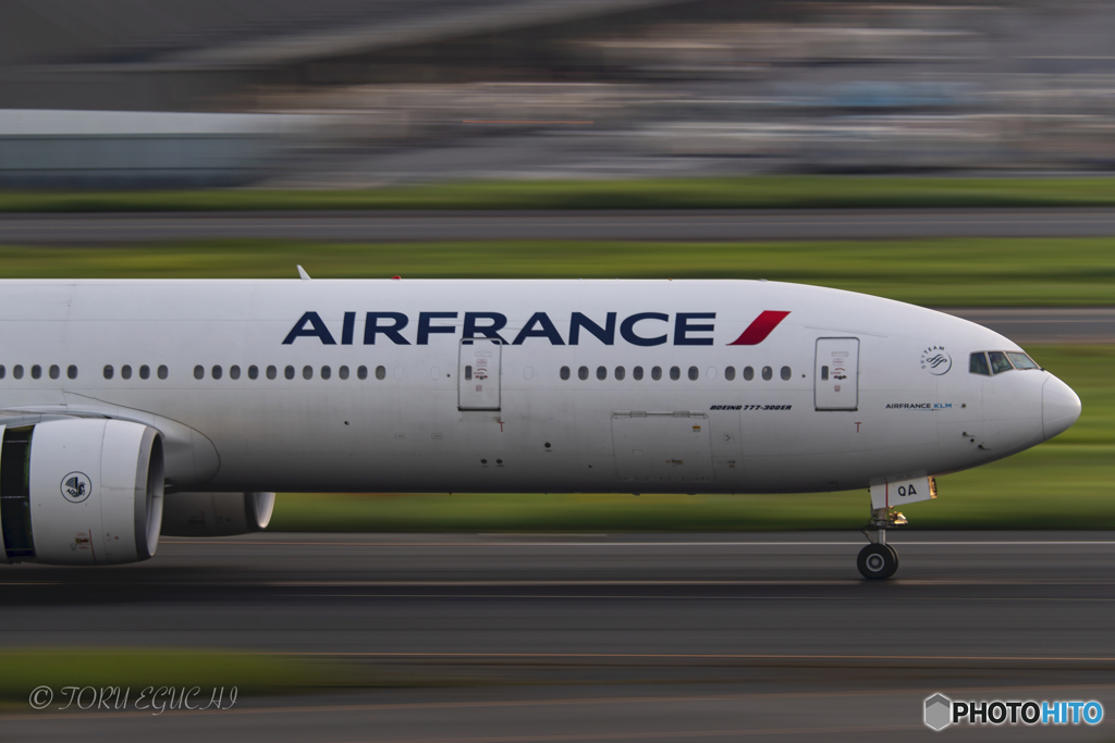 Jet airliner