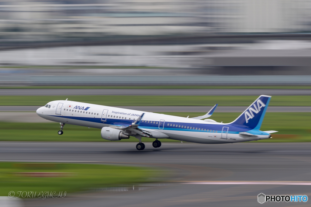 Jet airliner