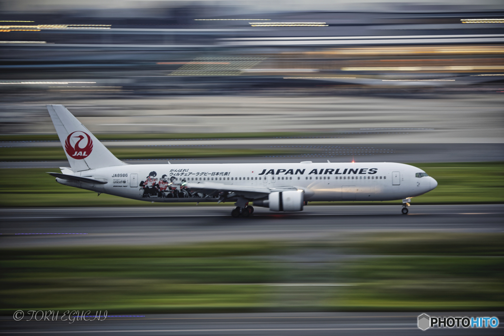 Jet airliner