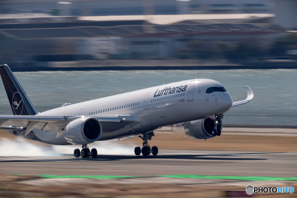Jet airliner