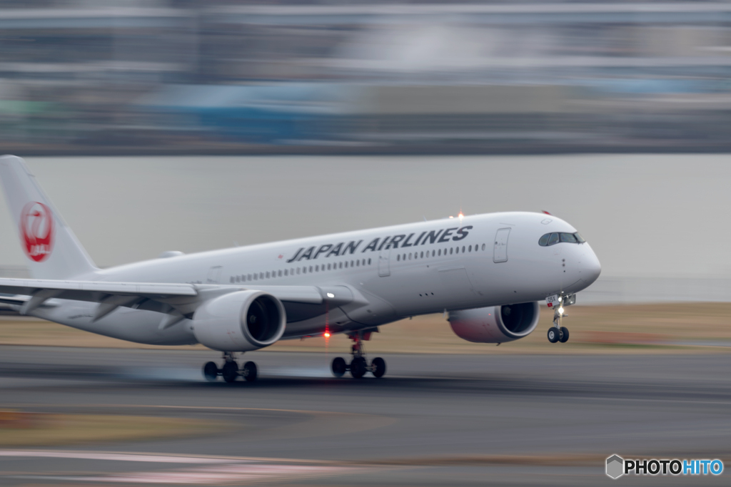 Jet airliner