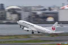 Jet airliner