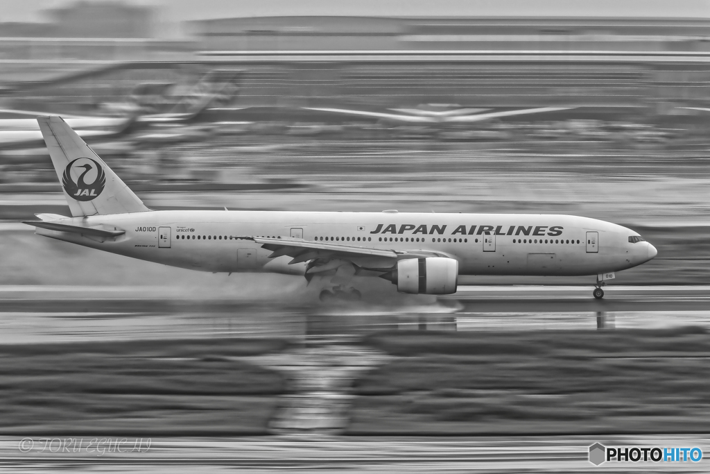 Jet airliner