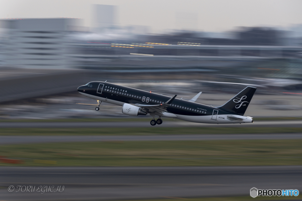 Jet airliner