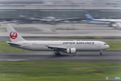 Jet airliner