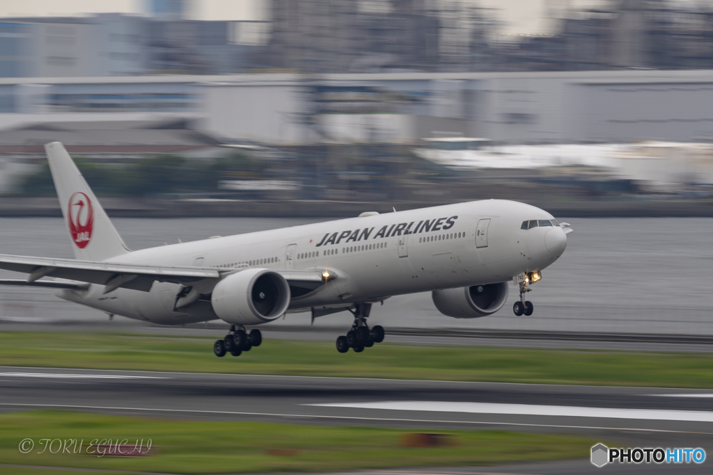 Jet airliner