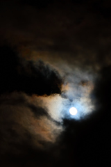 月に照らされた雲３