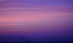 朝焼けの飛行機雲