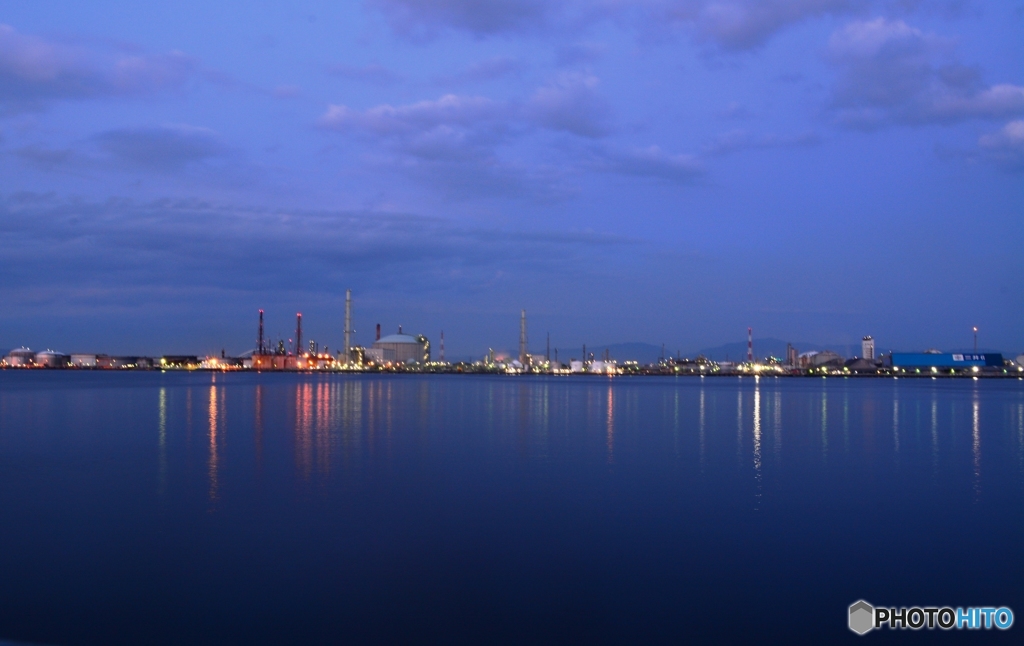 夜の工場地帯