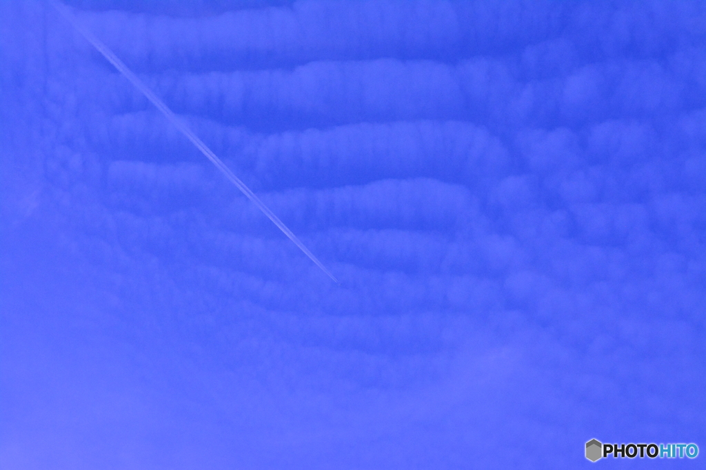 夕暮れ飛行機雲