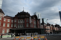 東京駅、午後5時。