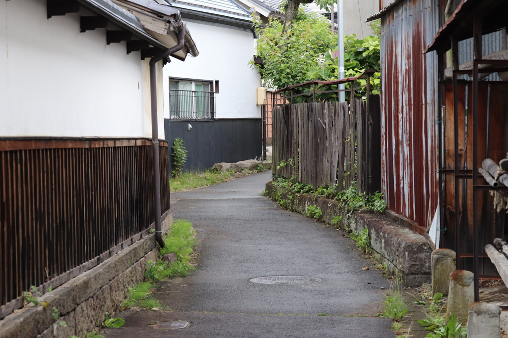 朝の路地