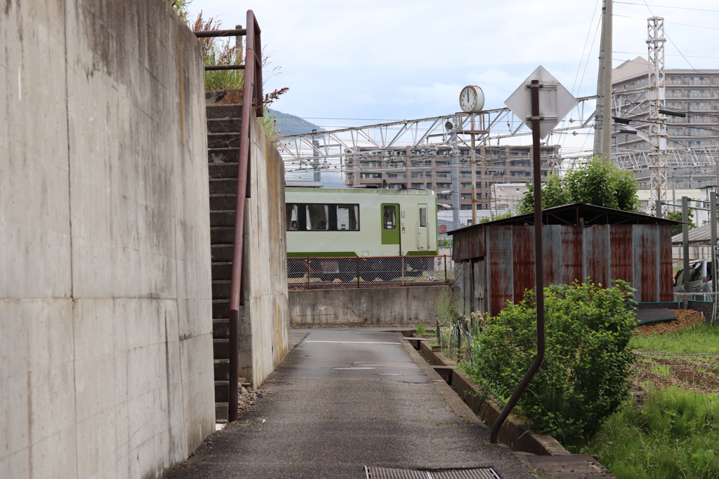 横切る。