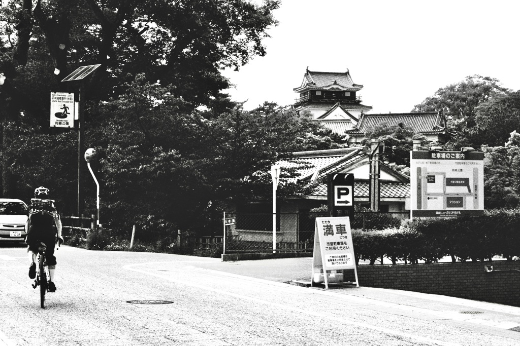お城の見える、竹千代通り。
