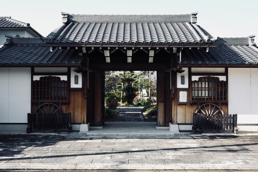 寺の朝の門
