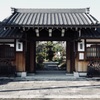 寺の朝の門