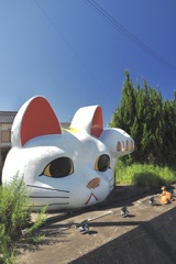 夏の散歩、デカい招き猫と会った日。