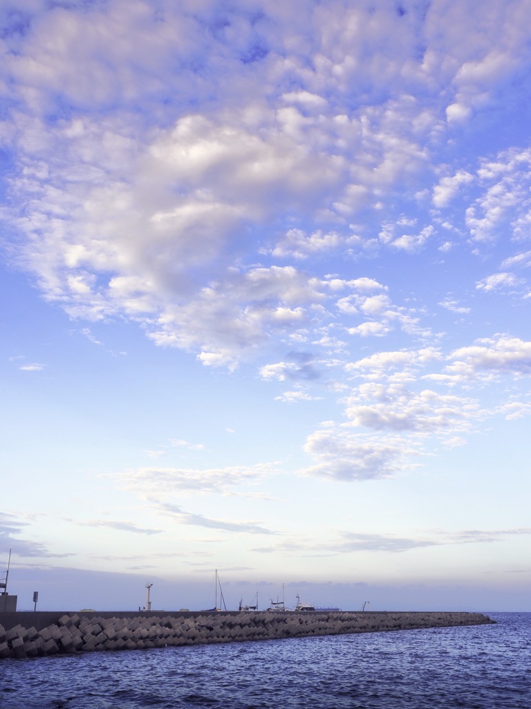 Cloud shapes point the way to tomorrow. by ラーべ （ID