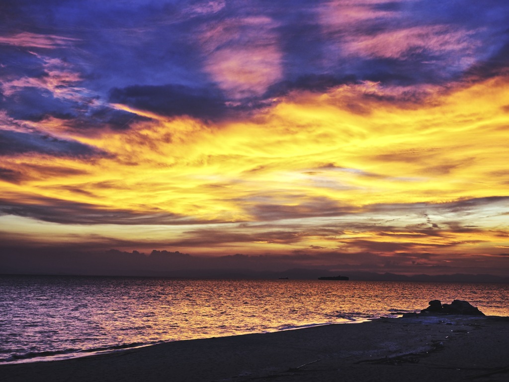 I watched the sea in fiery evening.