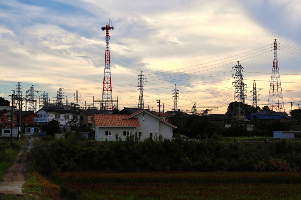 鉄塔がある街の夕刻