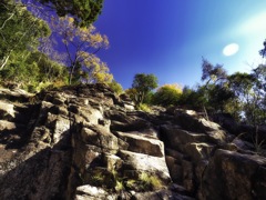 よじ登れそうで、よじ登れない岩場