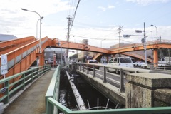 歩道橋のある町で