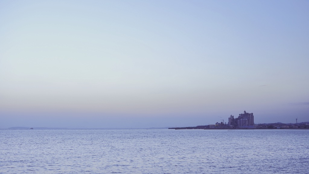 夕刻の散歩、海辺にて。