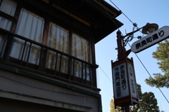 看板と街灯