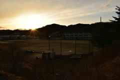 夕暮れ時の校庭