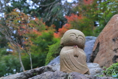 お地蔵さんももみじを手に紅葉楽しんでる