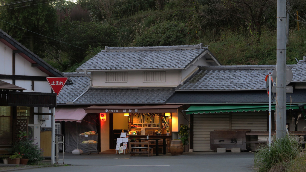 夕暮れの門前茶屋