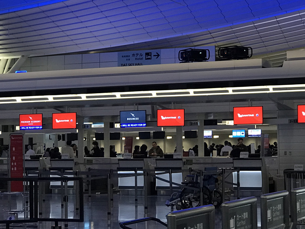 夜の羽田空港国際線ターミナルカウンター