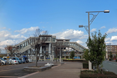 近代的な愛野駅