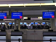 夜の羽田空港国際線ターミナルカウンター