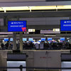 夜の羽田空港国際線ターミナルカウンター