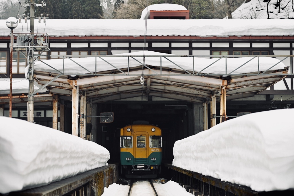 立山駅　京阪っぽいカラー