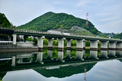 水鏡　逆さ高速道路