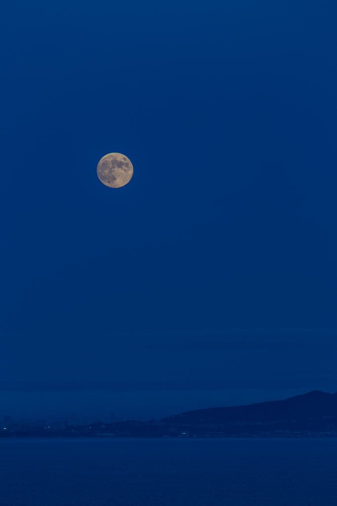 祝津パノラマ展望台での月の出