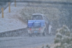 雪を行くヤクルトレディー