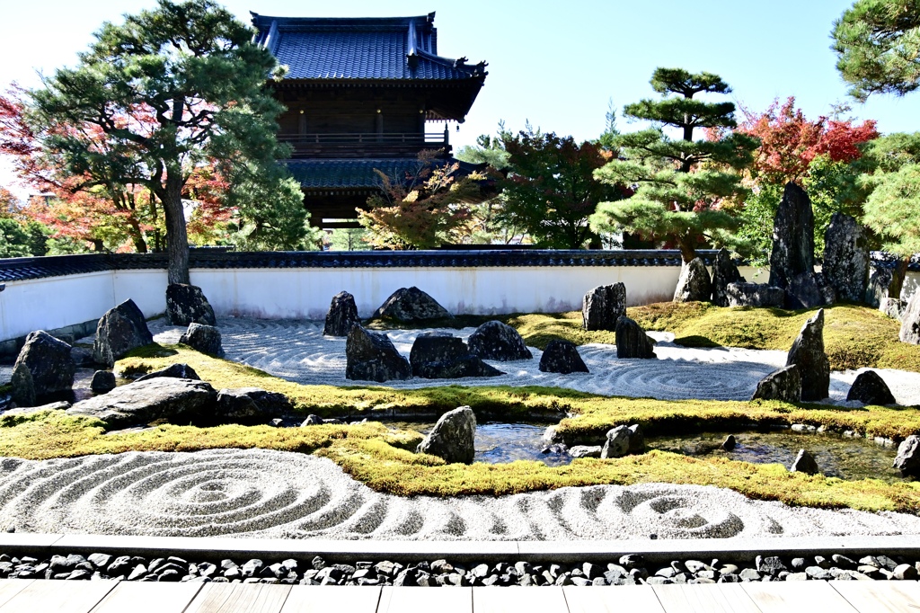 色付く庭園