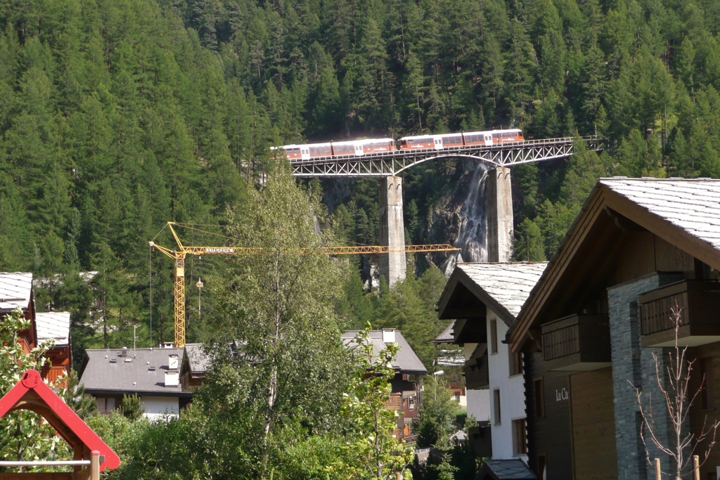 アルプスを目指して進む登山列車