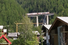 アルプスを目指して進む登山列車