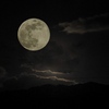 雲間に覗く満月