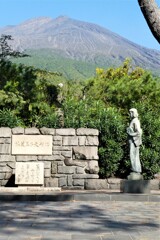 林芙美子像と桜島