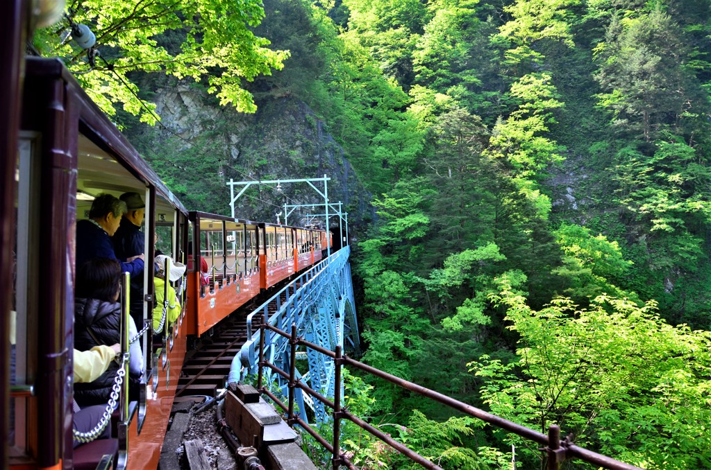 山間を走るトロッコ列車
